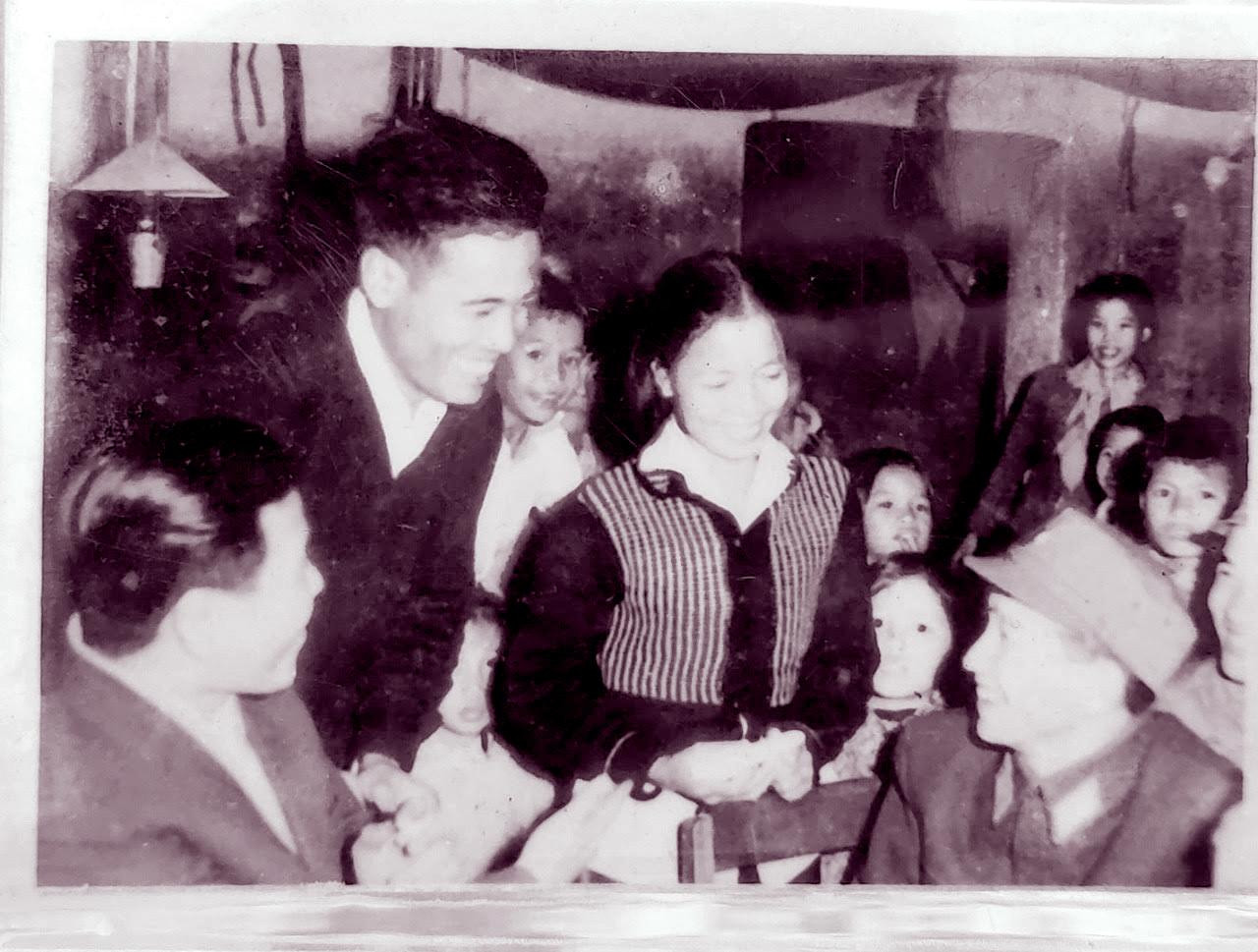 Đám cưới trong chiến tranh của nhà báo Vũ Tạo. Cô dâu chú rể đang chào hai họ và hai thủ trưởng: Lê Châu, Phó chủ nhiệm Phân xã Nhiếp ảnh VNTTX (trái) và Đại tá Trần Bình, Trưởng phòng Thông tấn Quân sự (phải)