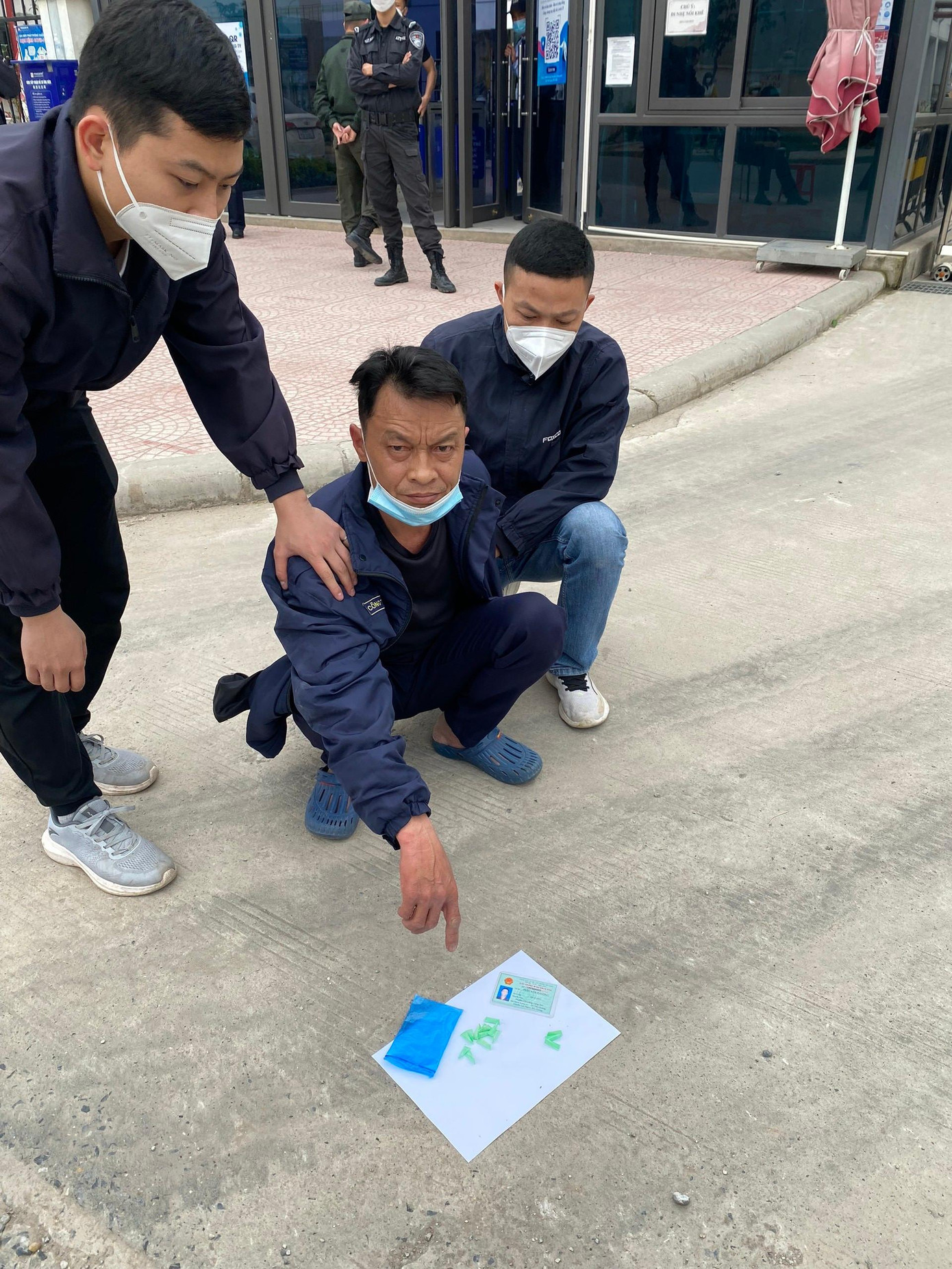 Công an huyện Việt Yên bắt giữ những đối tượng bán ma túy cho công nhân dưới vỏ bọc là bảo vệ của các công ty trong KCN Công an huyện Việt Yên bắt giữ những đối tượng bán ma túy cho công nhân dưới vỏ bọc là bảo vệ của các công ty trong KCN