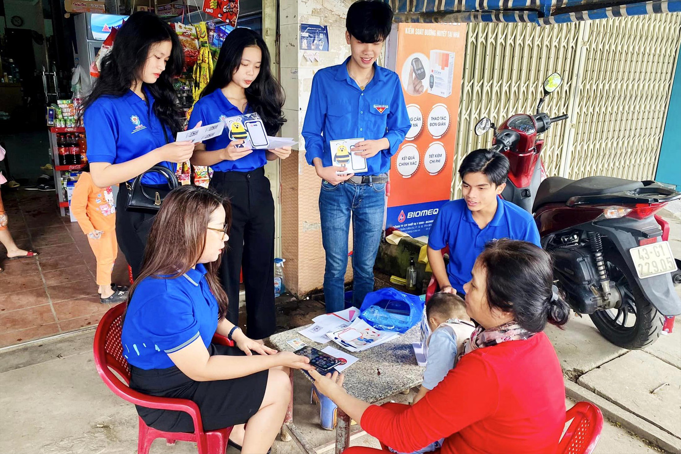 Các tình nguyện viên của Đoàn phường Hòa Xuân (Cẩm Lệ, Đà Nẵng) hỗ trợ người dân ở khu dân cư vào buổi tối. Ảnh: G.T