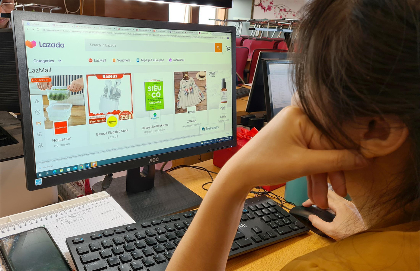 Từ năm nay, các sàn thương mại điện tử phải cung cấp doanh thu của người bán hàng qua sàn cho cơ quan thuế Ảnh: Ngọc Mai Từ năm nay, các sàn thương mại điện tử phải cung cấp doanh thu của người bán hàng qua sàn cho cơ quan thuế Ảnh: Ngọc Mai