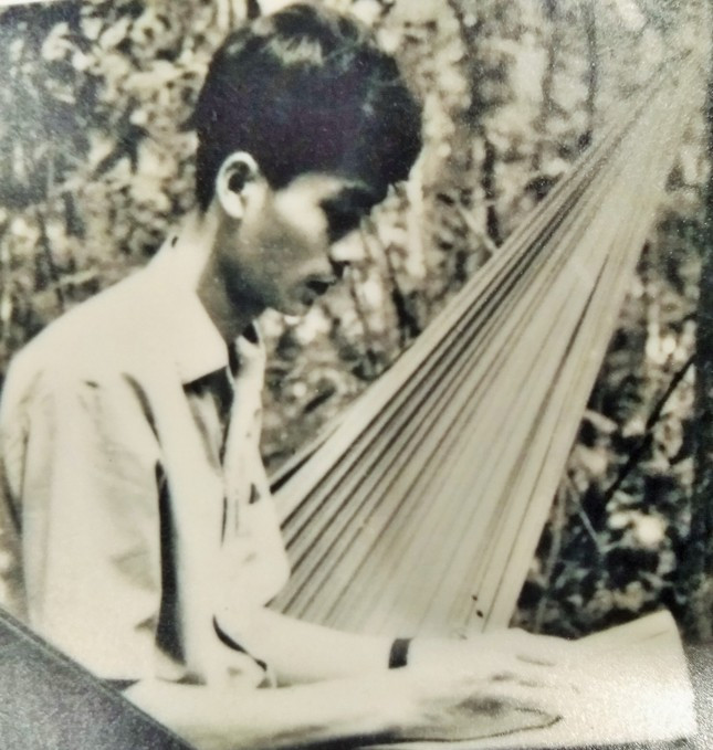 Lê Anh Xuân đang sáng tác thơ ở căn cứ miền Nam (Ảnh: Tư liệu). Lê Anh Xuân đang sáng tác thơ ở căn cứ miền Nam (Ảnh: Tư liệu).