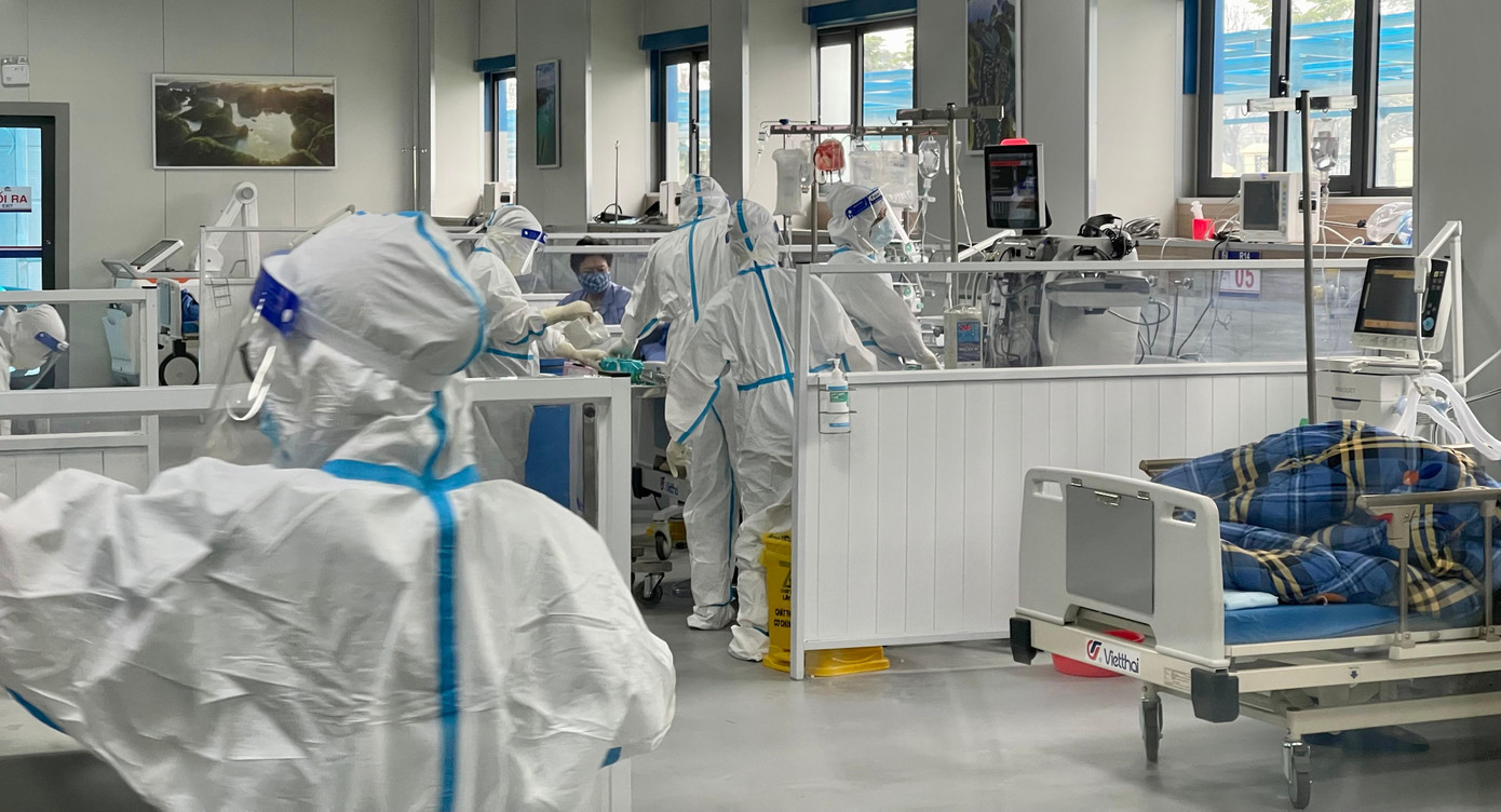 Bác sĩ, điều dưỡng BV Điều trị người bệnh COVID-19 hồi sức cho bệnh nhân nặng Ảnh: Thái Hà