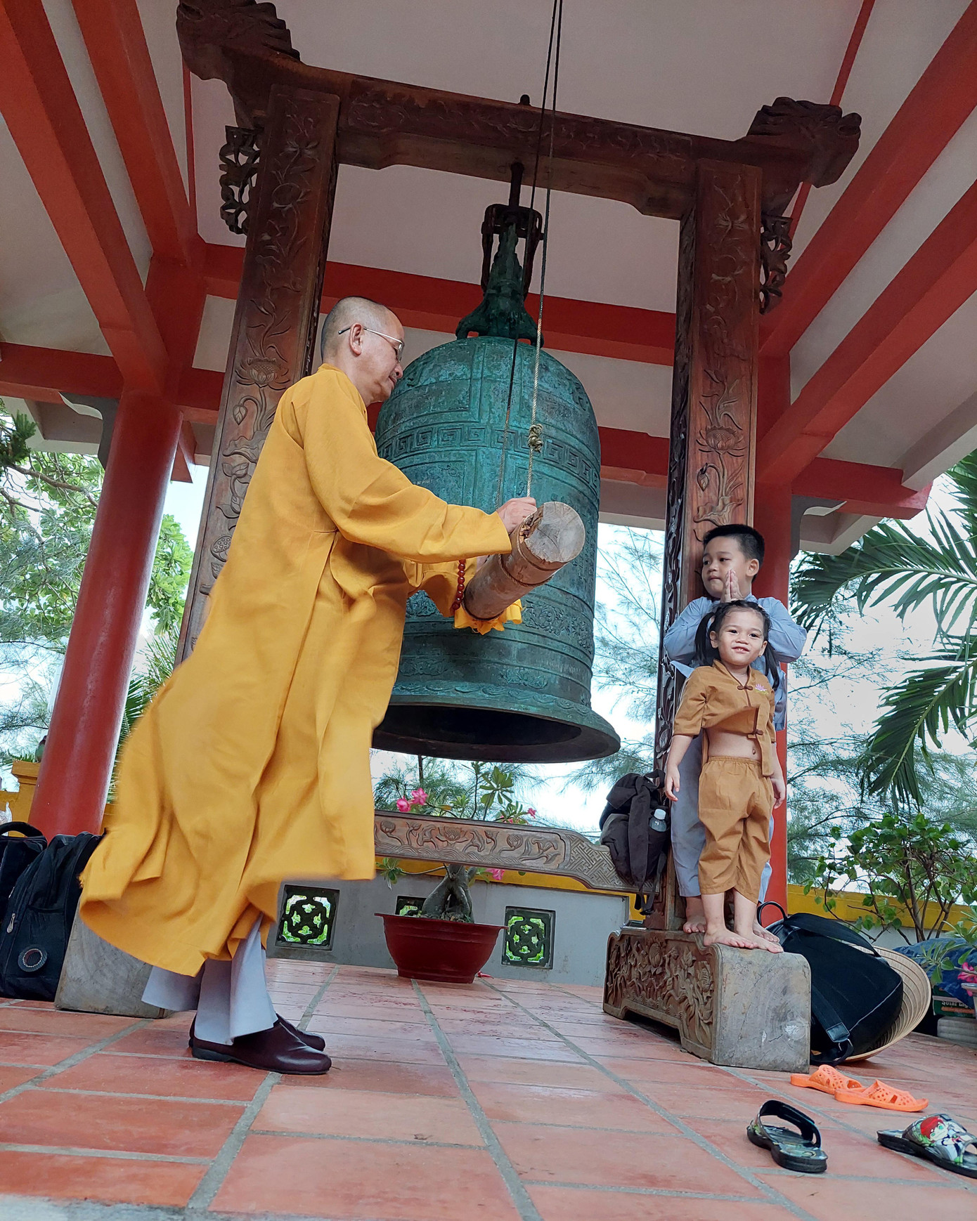 Thầy Nguyên Đạt thỉnh chuông chùa Sinh Tồn tưởng niệm 64 liệt sĩ Gạc Ma Thầy Nguyên Đạt thỉnh chuông chùa Sinh Tồn tưởng niệm 64 liệt sĩ Gạc Ma