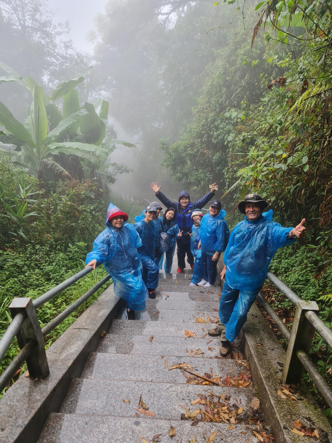 Bậc đá lên cột mốc đánh dấu ngã ba biên giới phía Tây