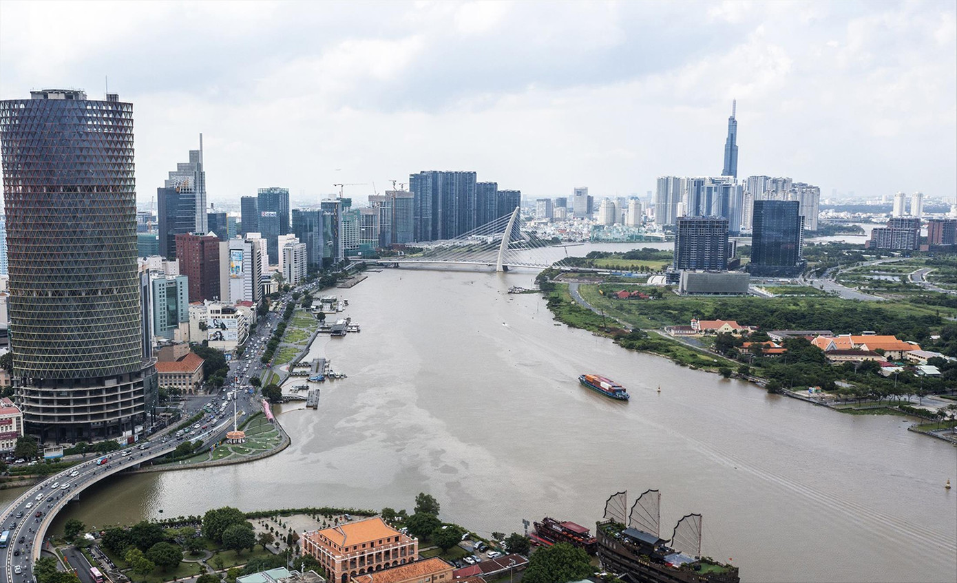 Tàu thuyền di chuyển trên sông Sài Gòn Ảnh: N.D