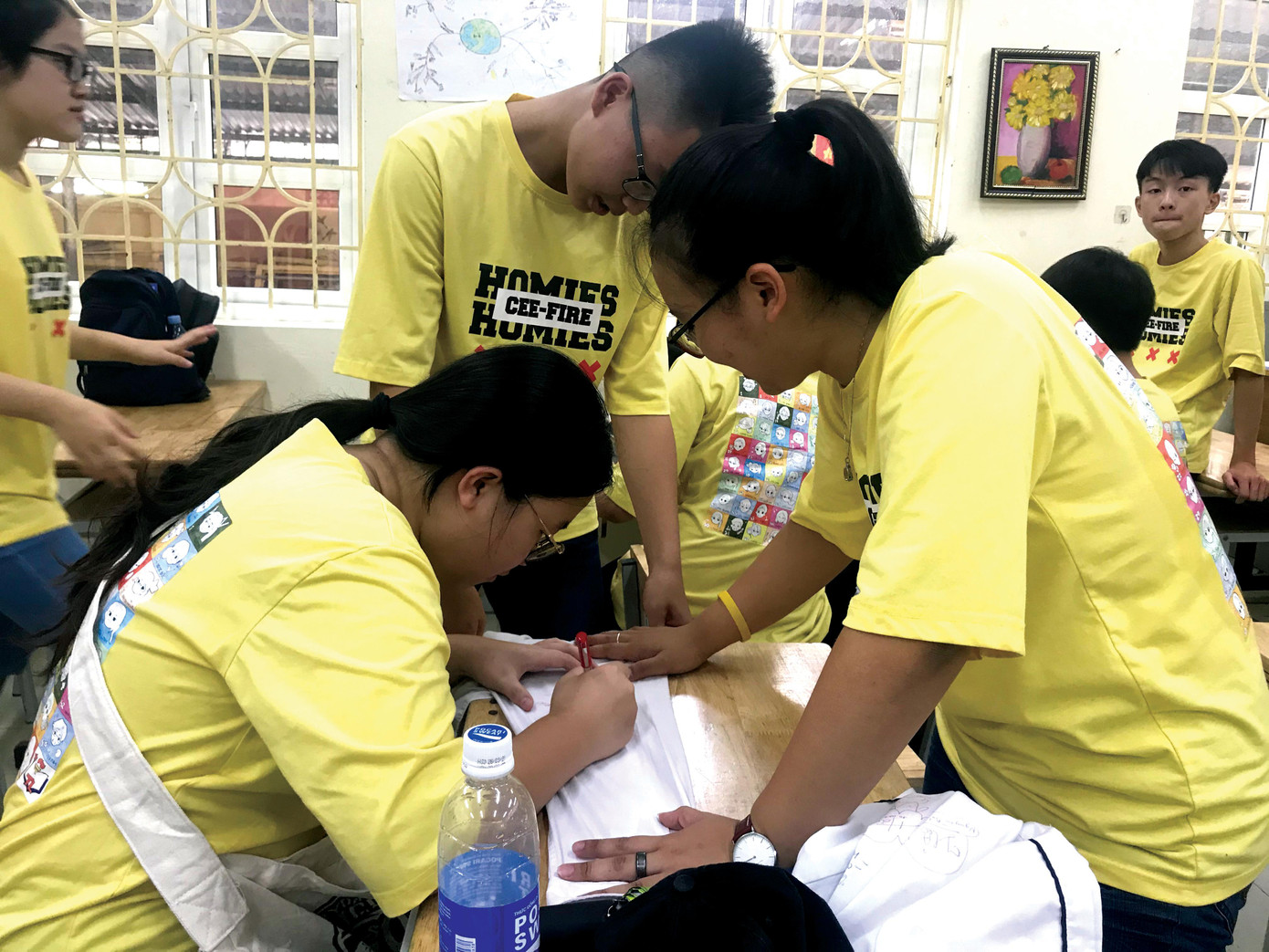 Học sinh THCS Hà Nội vui vẻ ký lưu bút trong ngày kết thúc năm học lớp 9. Ảnh: Minh Duy