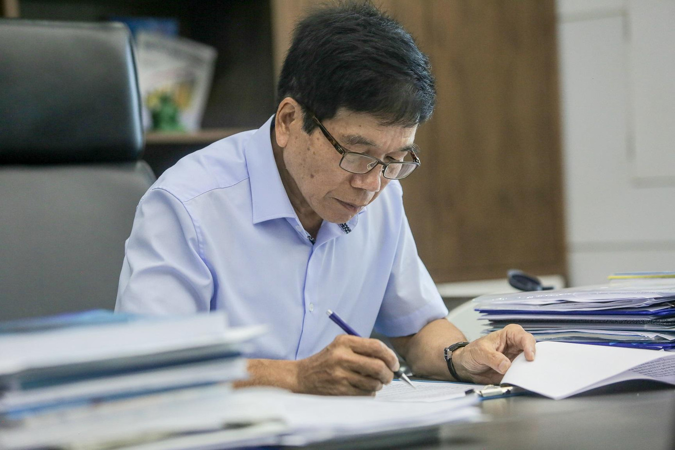 Ông Nguyễn Quốc Hiệp cặm cụi bên bàn làm việc. Ảnh: Duy Phạm