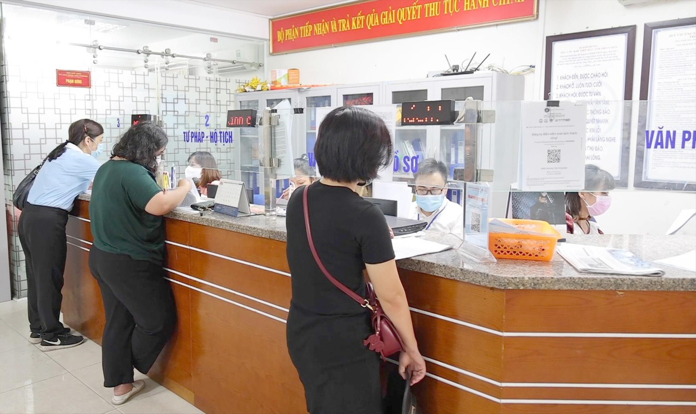 Cần sớm cải cách chính sách khu vực công, đặc biệt là về vị trí việc làm và chính sách tiền lương để giữ chân công chức, viên chức. Ảnh minh họa: Mạnh Thắng