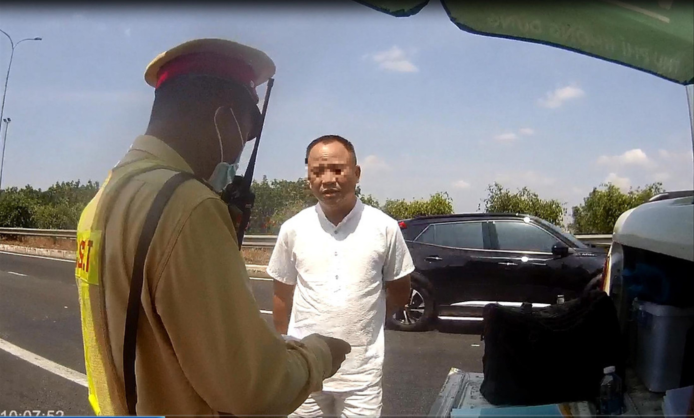 Lực lượng CSGT phát hiện nhiều trường hợp sử dụng giấy tờ giả khi điều khiển phương tiện tham gia giao thông