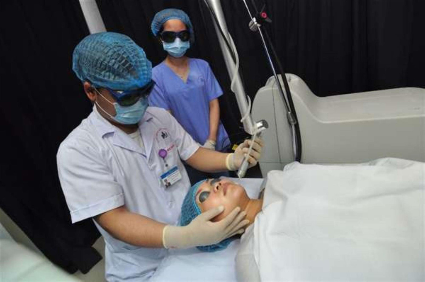 Bác sĩ BV Da liễu Trung ương sử dụng kĩ thuật cao trong điều trị bệnh về da