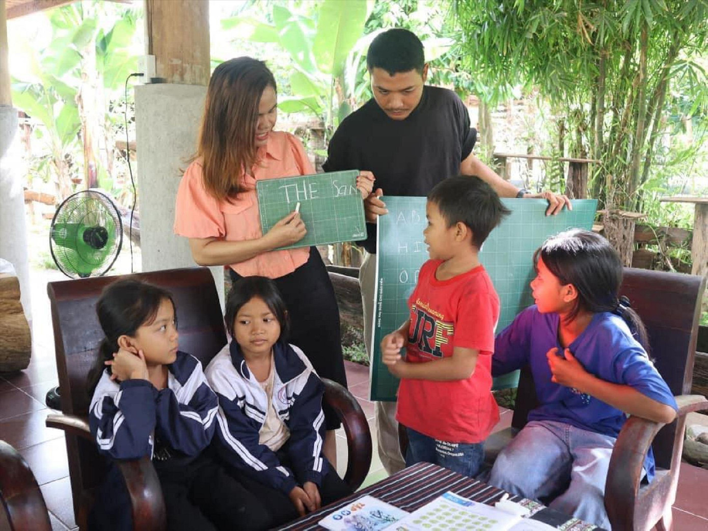 Anh Y Sôl Sruk (SN 1996, xã Yang Tao, huyện Lắk) và chị H Bin hướng dẫn các em phát âm tiếng Anh tại lớp học.