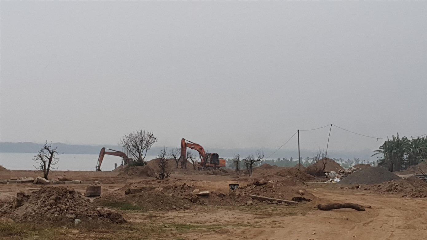 Máy xúc cỡ lớn được huy động để san lấp trên khu vực bãi sông Hồng phường Nhật Tân