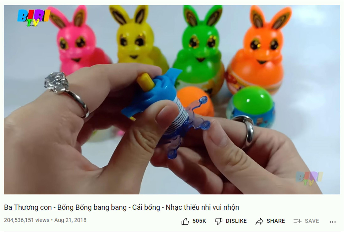 Lấy tên "Nhạc thiếu nhi vui nhộn" nhưng clip 200 ngàn lượt xem này lại toàn là cảnh mở hộp đồ chơi trẻ em không rõ nguồn gốc