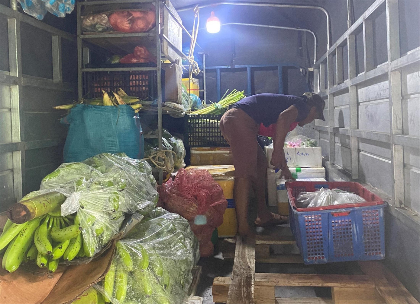 Những thùng thực phẩm sẽ theo xe luồng xanh đến từng nhà, từng chốt kiểm soát gần nhà dân nhất