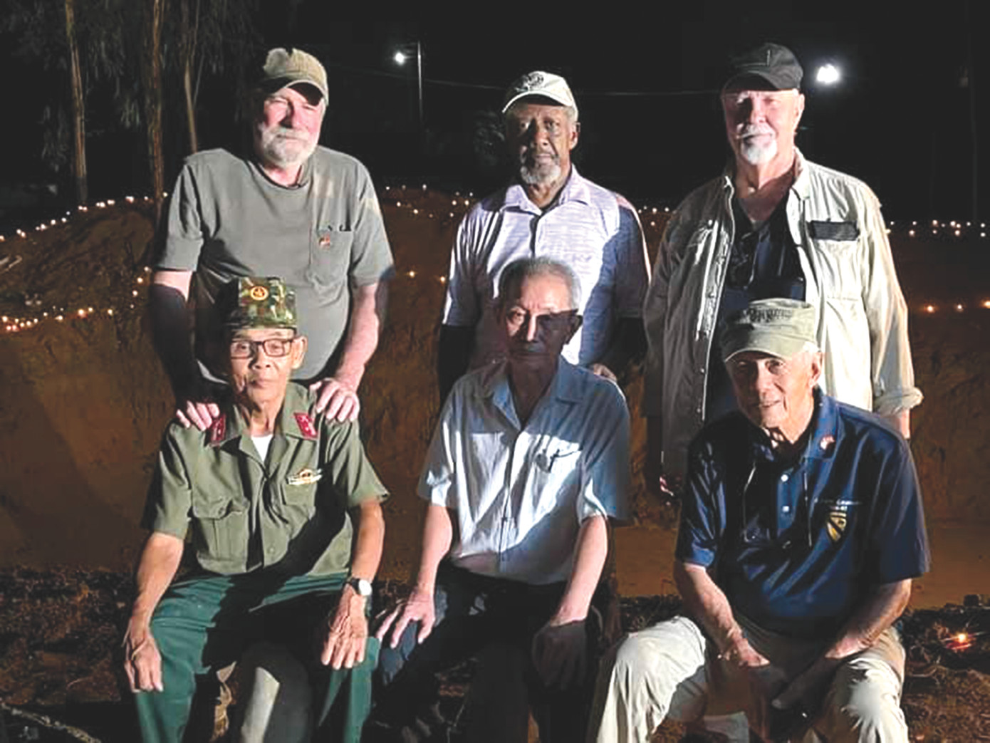 Ông Thụy - bên trái hàng trước - cùng những cựu binh Mỹ bên hố chôn liệt sĩ đồi Xuân Sơn Ảnh: NVCC. Ông Thụy - bên trái hàng trước - cùng những cựu binh Mỹ bên hố chôn liệt sĩ đồi Xuân Sơn Ảnh: NVCC.