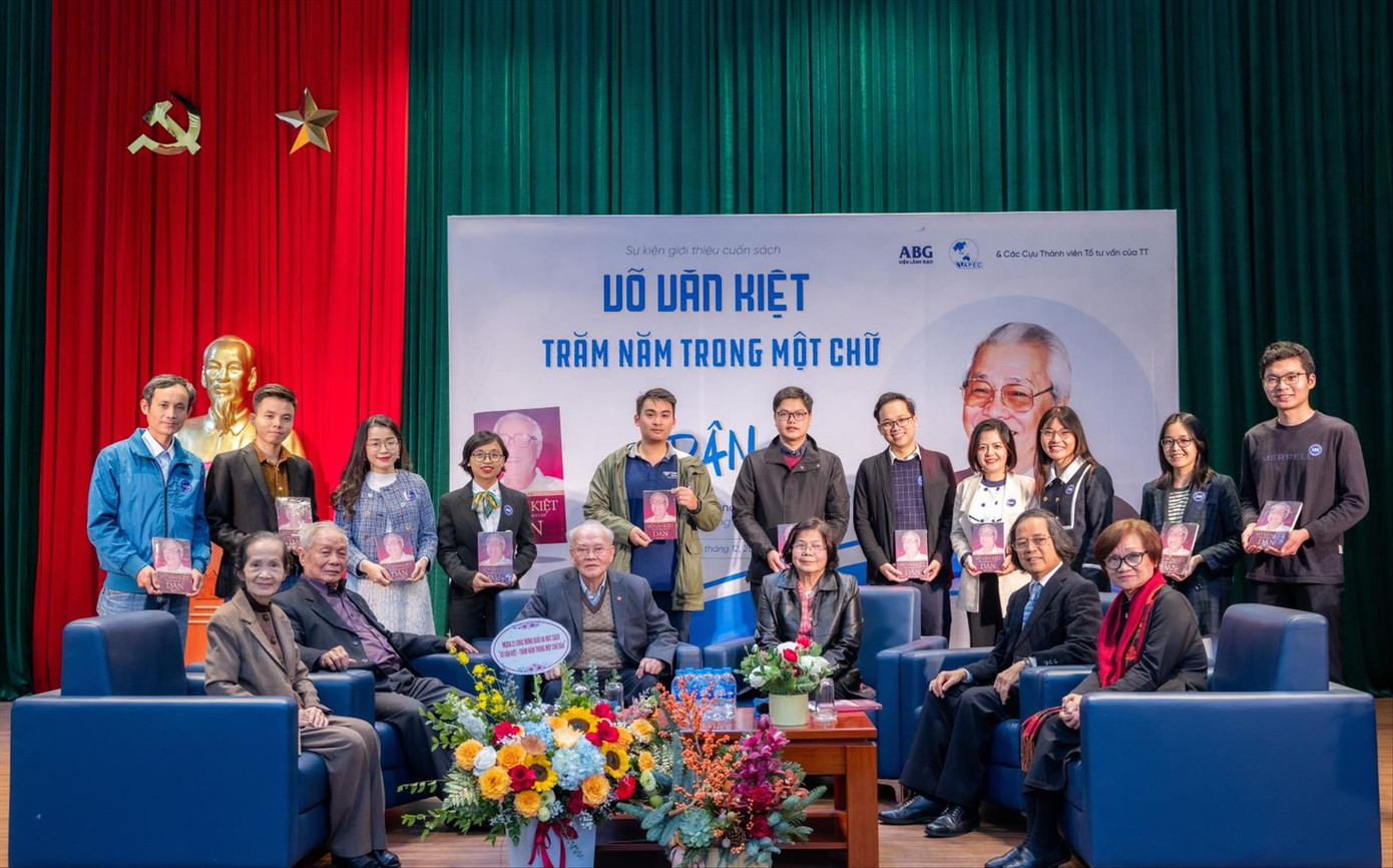 Các nhà tổ chức tặng sách “VÕ VĂN KIỆT 100 năm trong một chữ DÂN” cho thế hệ trẻ