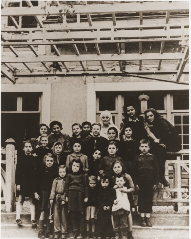 Một bức ảnh khác của bà Fixler được ông Daniel Patt tìm thấy. Bà Fixler ở dưới cùng bên phải, đang ôm lấy một đứa trẻ khác