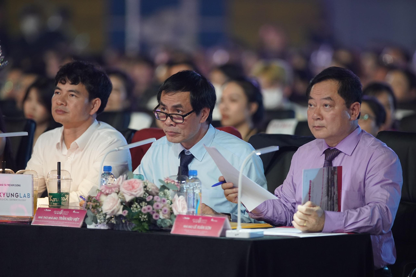 Ban giám khảo làm việc công tâm, cẩn trọng để chọn ra các cô gái xuất sắc nhất. Ảnh: TRỌNG TÀI.