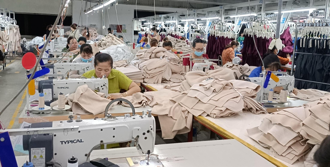 Nhiều doanh nghiệp bội thu đơn hàng đến hết năm 2023 (ảnh Công nhân may mặc Công ty Top Royal Flash Việt Nam) ảnh: U.P