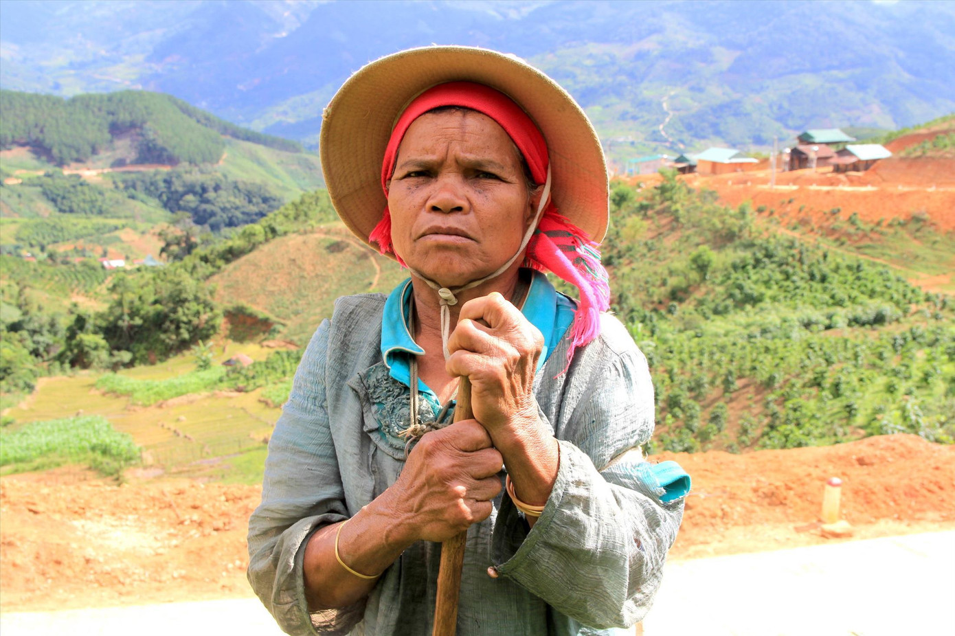 Bà Y Bốt đi chăn trâu