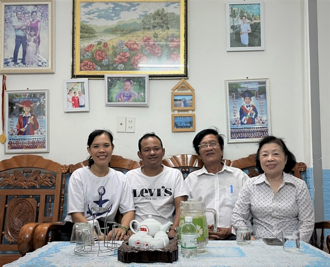 Nhà báo Lê Việt Quân thăm gia đình Thượng úy Trần Mai Thủy sau chuyến công tác Trường Sa về đất liền