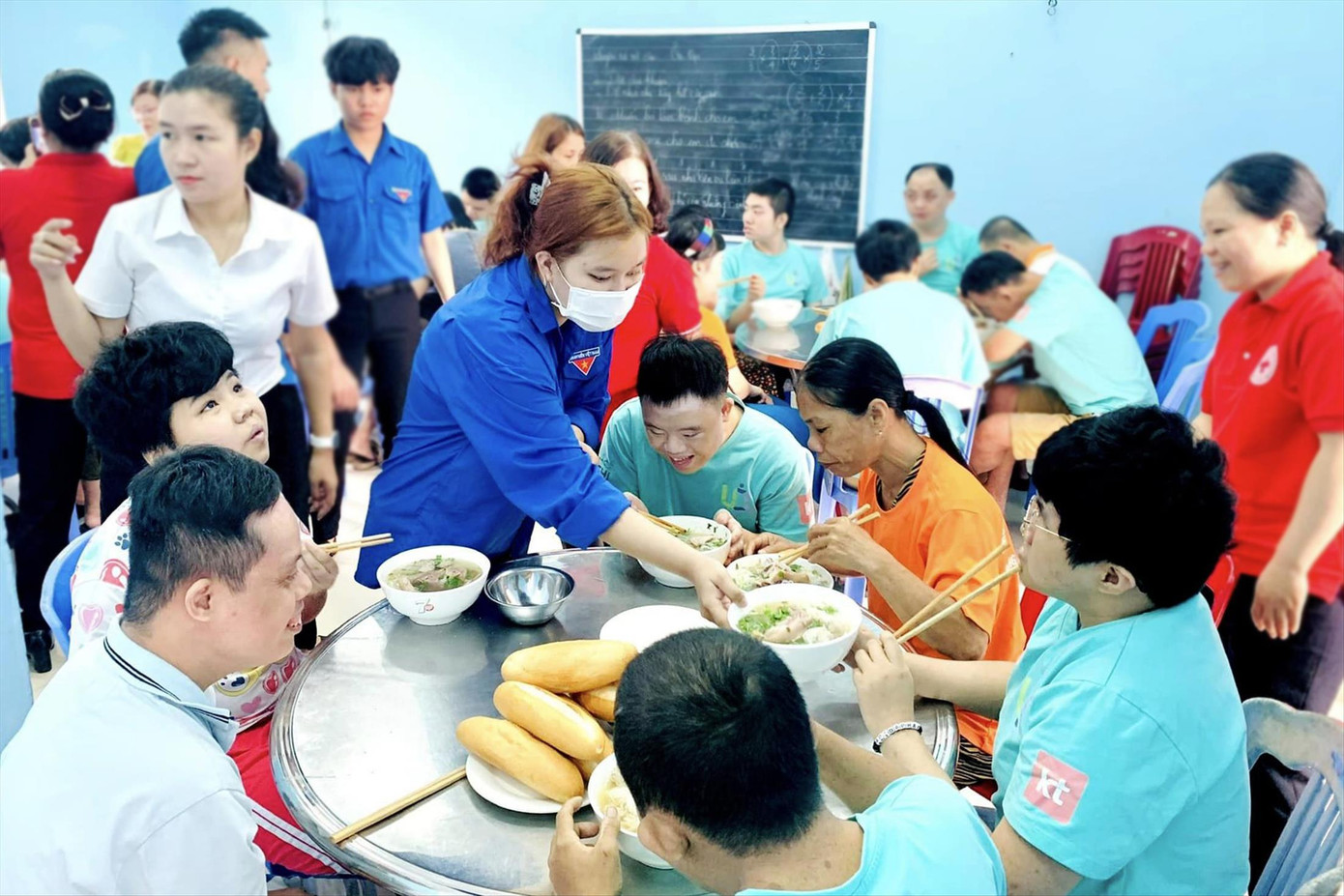 Những phần ăn ấm lòng của Đoàn phường An Khê dành cho các em nhỏ ở Trung tâm Bảo trợ nạn nhân chất độc da cam và trẻ em bất hạnh TP Đà Nẵng