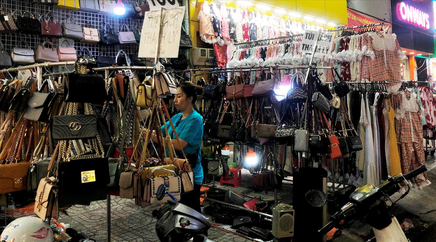 Túi xách nhái thương hiệu nổi tiếng với giá chỉ 100.000 đồng/món được bán ở phố thời trang Nguyễn Trãi (TPHCM)ảnh: U.P