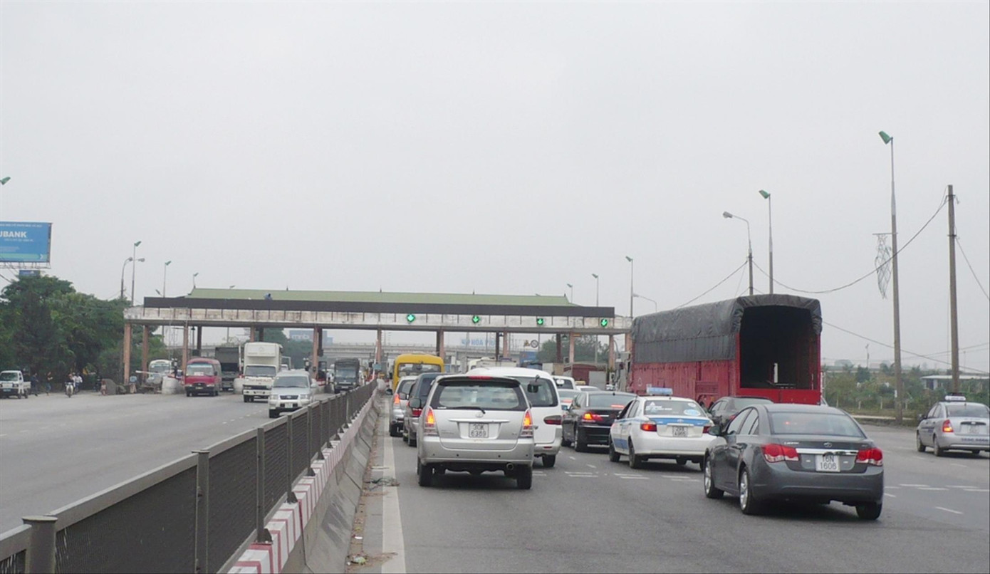 Trạm thu phí BOT Bắc Thăng Long – Nội Bài đặt trên đường Võ Văn Kiệt (Hà Nội) đang thu phí hoàn vốn cho dự án tại Vĩnh Phúc suốt 13 năm qua Ảnh: Trọng Đảng