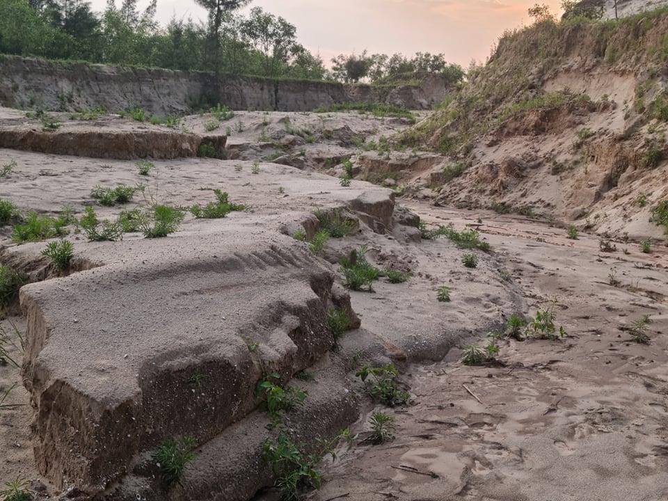 Một đoạn bờ đê bao mỏ sắt bị vỡ Ảnh: Quang Long