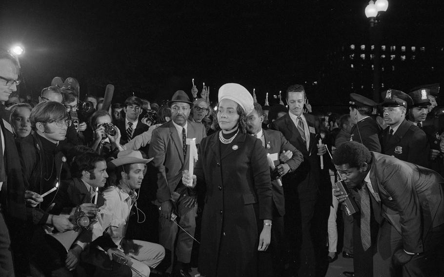 Nhà hoạt động Coretta Scott King (vợ của mục sư Martin Luther King Jr. - người được trao giải Nobel Hòa bình năm 1964) cầm ngọn nến và dẫn đầu một cuộc tuần hành tới Nhà Trắng tối 15/10/1969 để phản đối Chiến tranh Việt Nam. Ảnh: U.S. News &amp; World Report