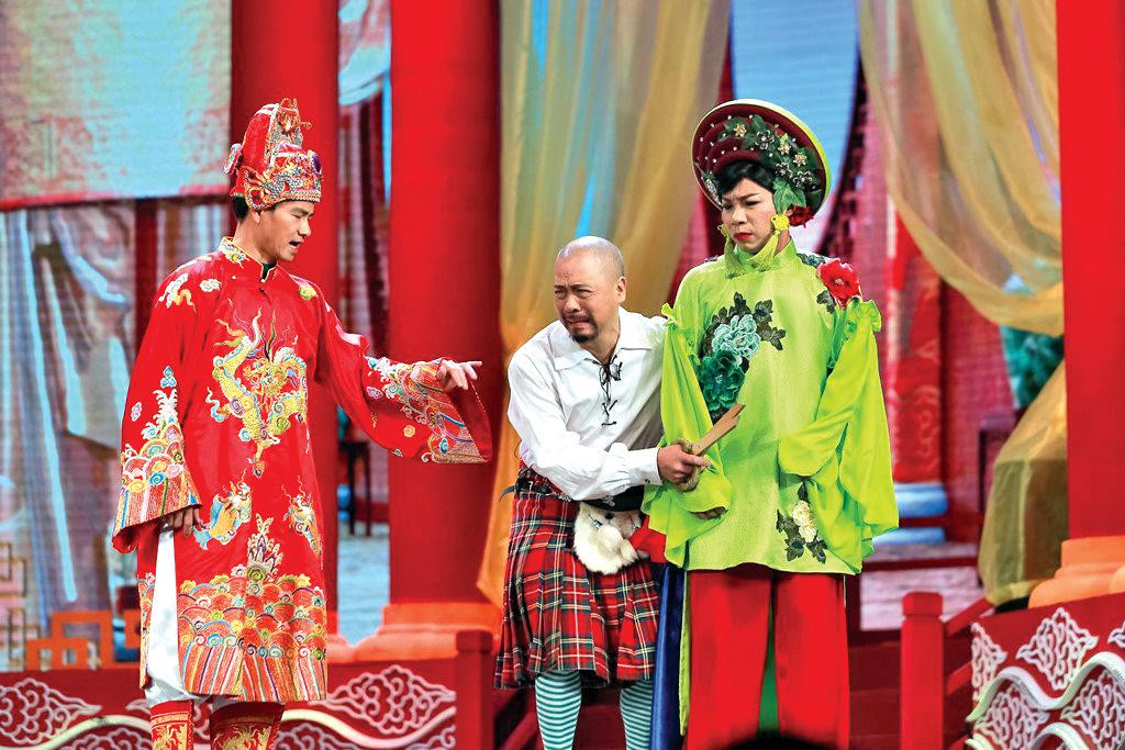 Đức Hùng (giữa) trong vai “con Nhộng Biển” trên sân khấu Táo quân