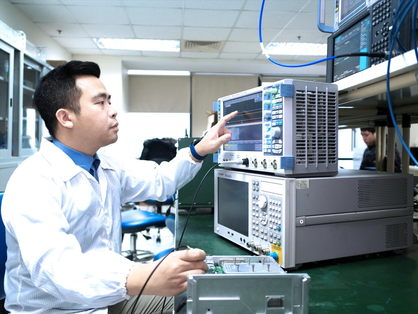 Anh Nguyễn Như Thành (Trung tâm Rađa, Tổng công ty Công nghiệp Công nghệ cao Viettel) đang nghiên cứu, đo đạc modul thu phát cho sản phẩm đài rađa