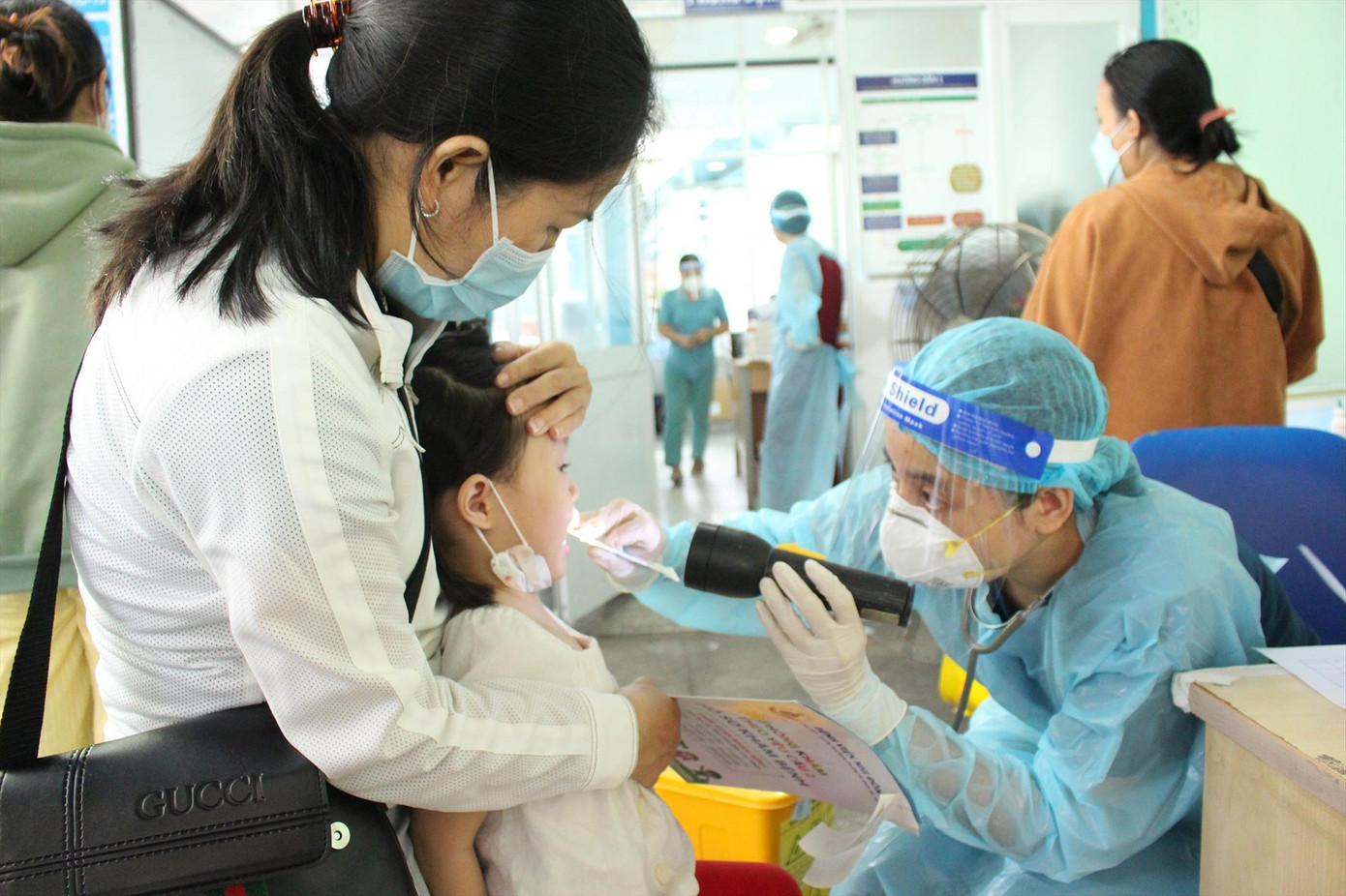 Trẻ được phụ huynh đưa đến khám tại Bệnh viện Nhi Đồng 1 Trẻ được phụ huynh đưa đến khám tại Bệnh viện Nhi Đồng 1