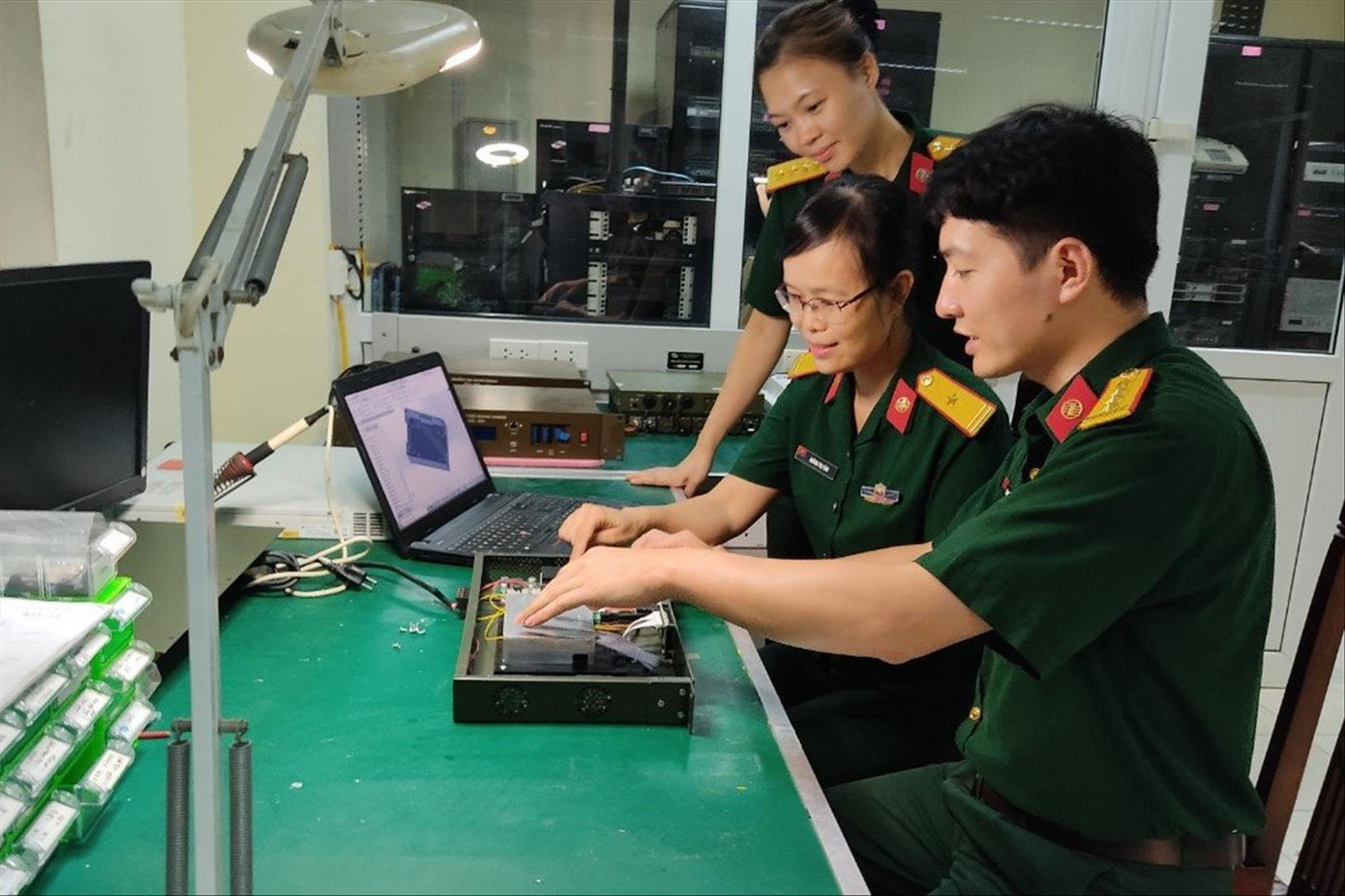 Đại úy Nguyễn Mạnh Toàn (ngoài cùng bên phải) trao đổi với đồng đội cách khai thác, sử dụng bộ khuếch đại quang EDFA Đại úy Nguyễn Mạnh Toàn (ngoài cùng bên phải) trao đổi với đồng đội cách khai thác, sử dụng bộ khuếch đại quang EDFA