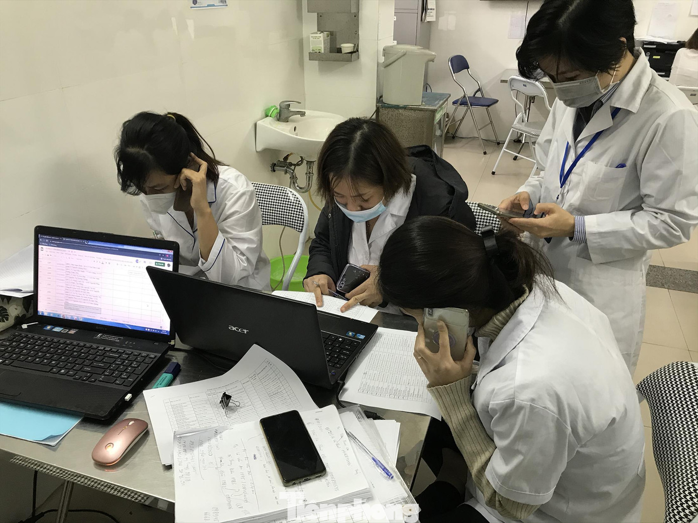 Nhân viên y tế phường Ô Chợ Dừa (quận Đống Đa, Hà Nội) trực điện thoại tư vấn cho các trường hợp F0, F1 cách ly, điều trị tại nhà Ảnh: Trường Phong Nhân viên y tế phường Ô Chợ Dừa (quận Đống Đa, Hà Nội) trực điện thoại tư vấn cho các trường hợp F0, F1 cách ly, điều trị tại nhà Ảnh: Trường Phong