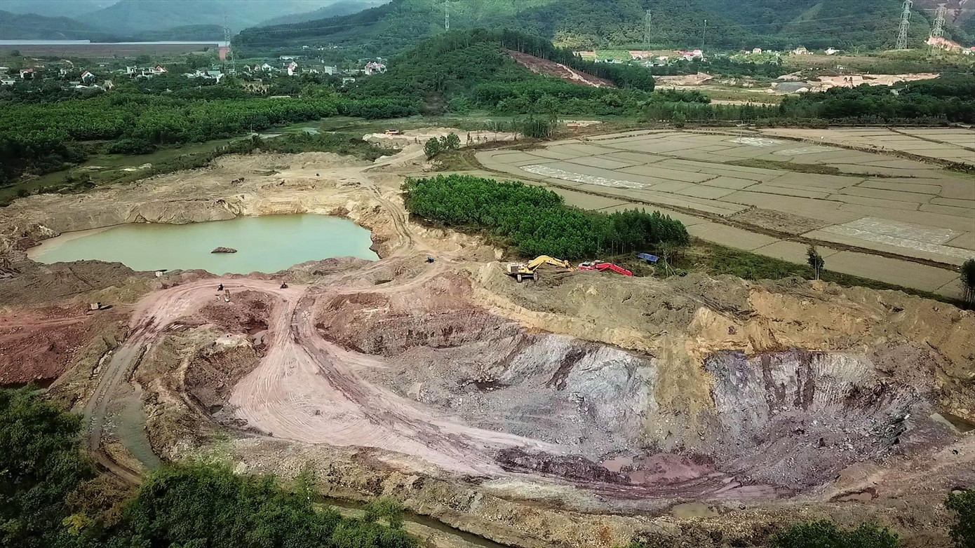 Khu vực bị đào nham nhở những hố sâu được Chủ tịch UBND thị xã Đông Triều gọi là 2 ao nước tưới tiêu Khu vực bị đào nham nhở những hố sâu được Chủ tịch UBND thị xã Đông Triều gọi là 2 ao nước tưới tiêu