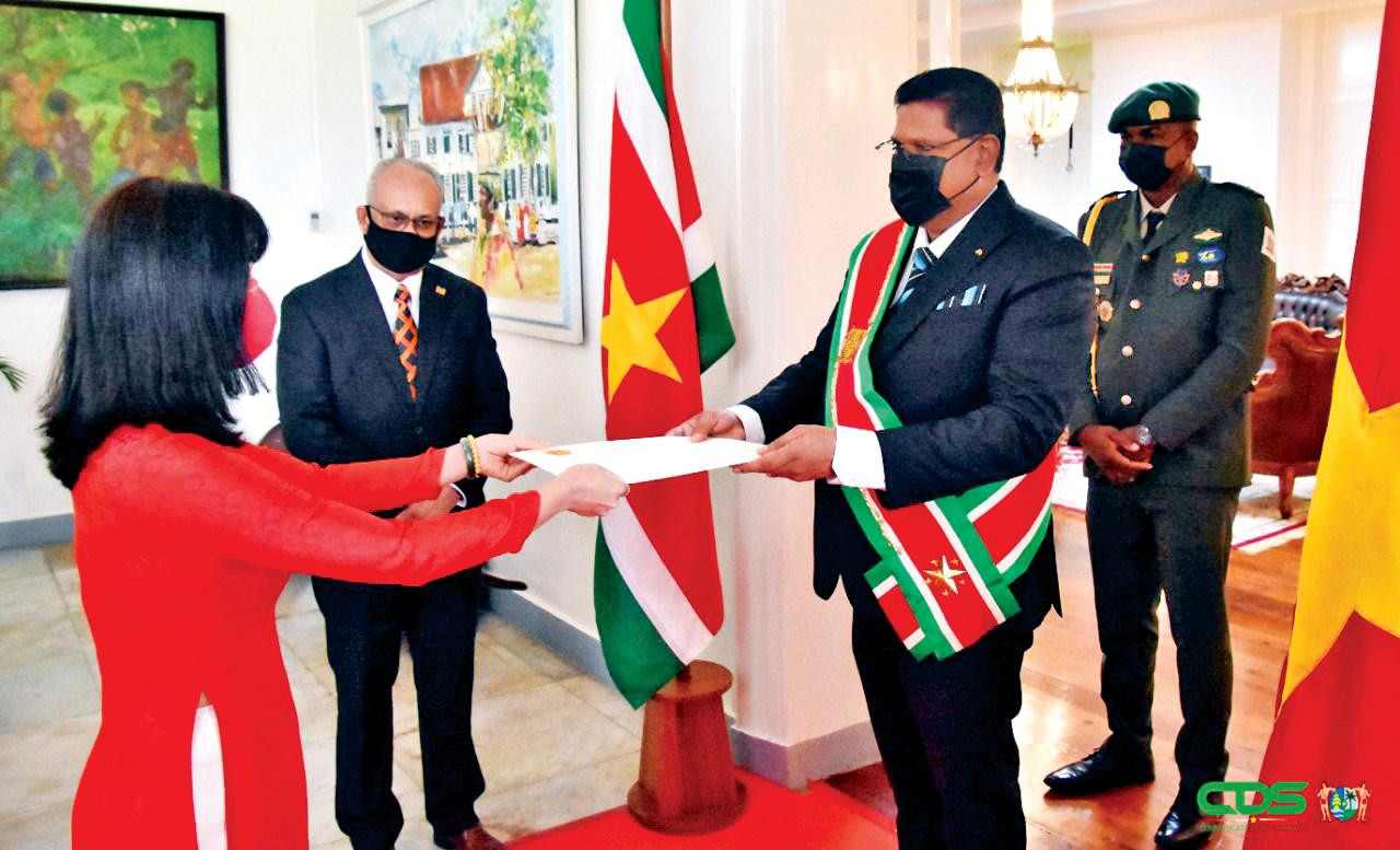 Đại sứ Phạm Thị Kim Hoa trình Quốc thư cho Tổng thống Peru Pedro Castillo