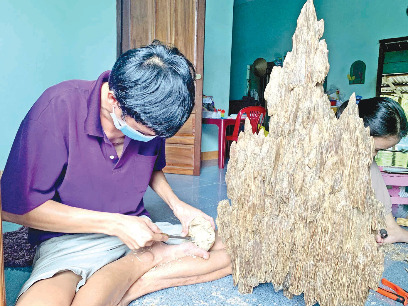 Anh Lê Ngọc Thanh đang tỉ mỉ xoi trầm miếng tại nhà