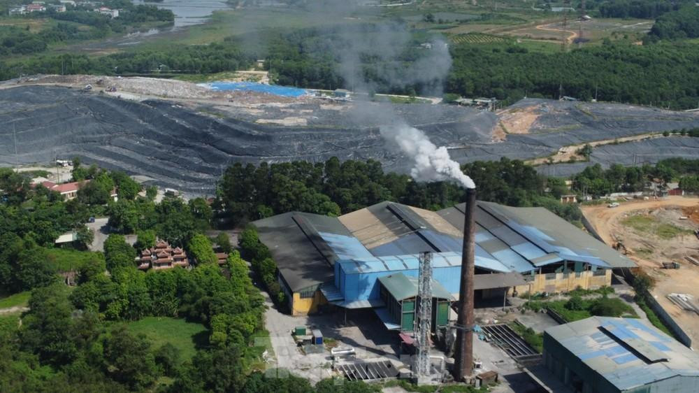 Bãi rác Xuân Sơn có nguy cơ bị rỉ nước rác bất cứ lúc nào nếu gặp mưa lớn Ảnh: Hoàng Mạnh Thắng