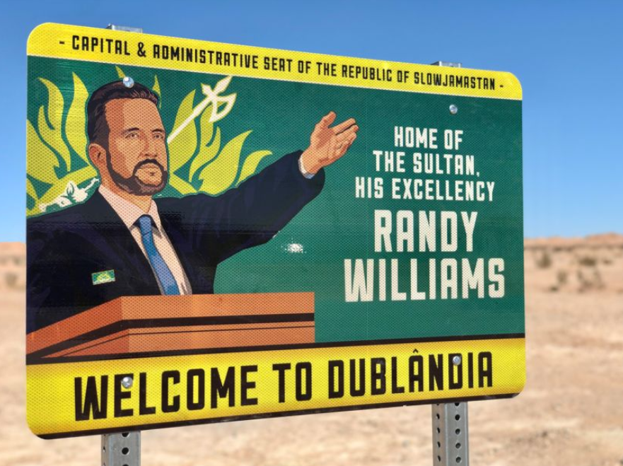Biển chào mừng tới Dublândia, thủ đô của Cộng hòa Slowjamastan