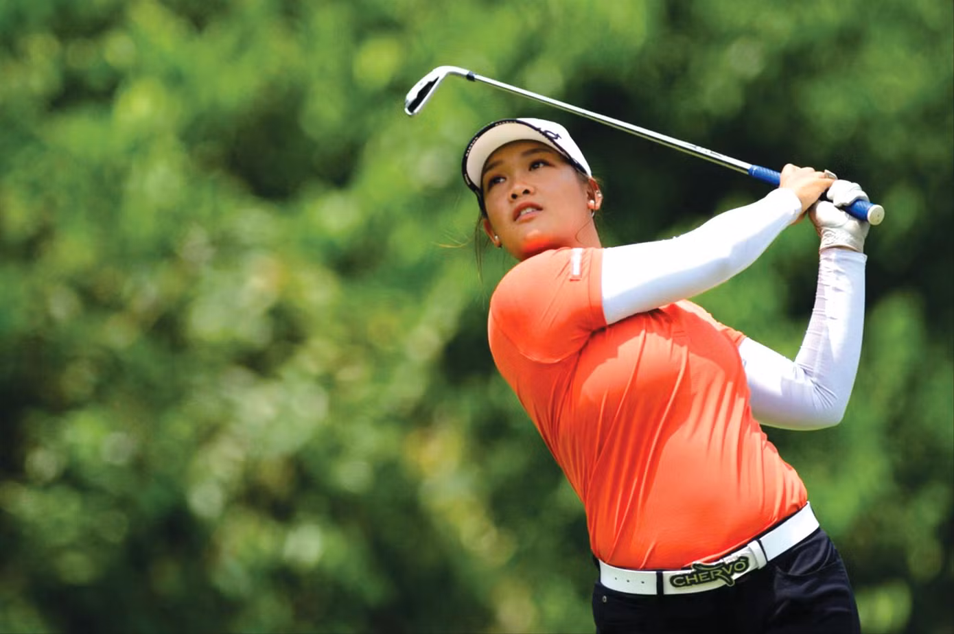 Thảo My trên sân golf