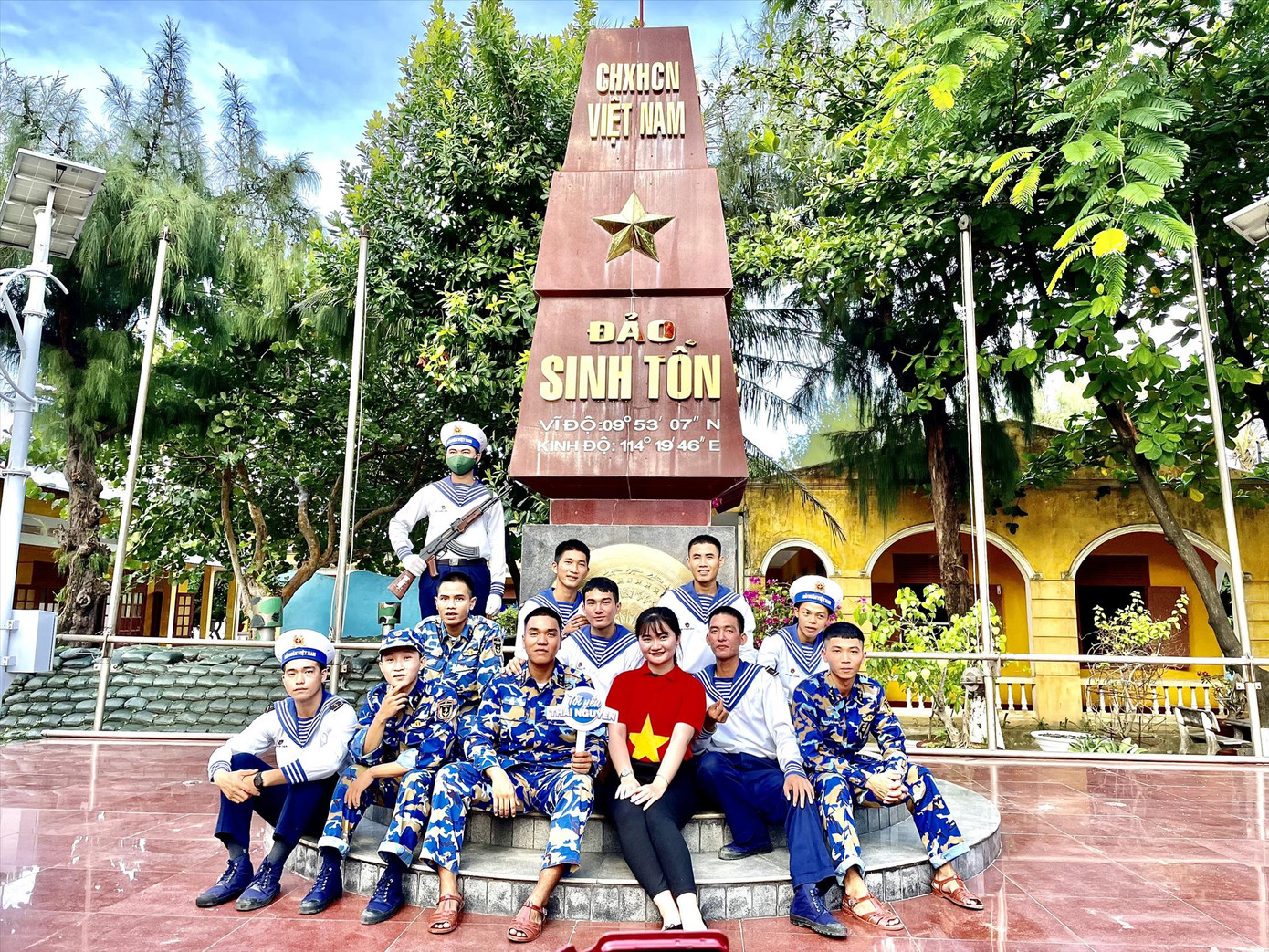 Dương Thị Hiếu Ngân, Sinh viên 5 tốt Trường ĐH Kinh tế và Quản trị kinh doanh (ĐH Thái Nguyên) chụp ảnh cùng các chiến sĩ Trường Sa Dương Thị Hiếu Ngân, Sinh viên 5 tốt Trường ĐH Kinh tế và Quản trị kinh doanh (ĐH Thái Nguyên) chụp ảnh cùng các chiến sĩ Trường Sa