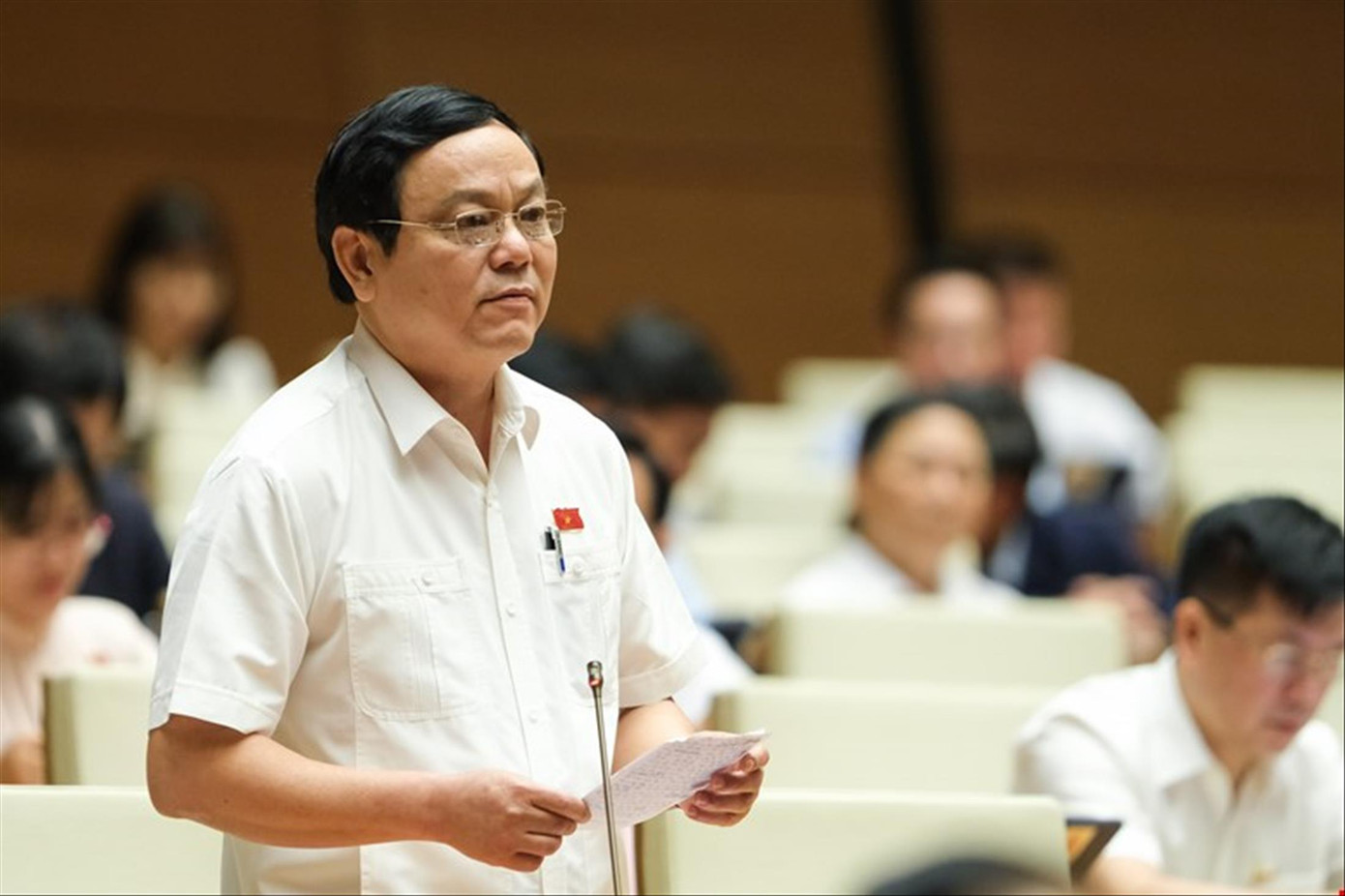 Đại biểu Hoàng Đức Thắng (Quảng Trị) phát biểu tại QH Đại biểu Hoàng Đức Thắng (Quảng Trị) phát biểu tại QH