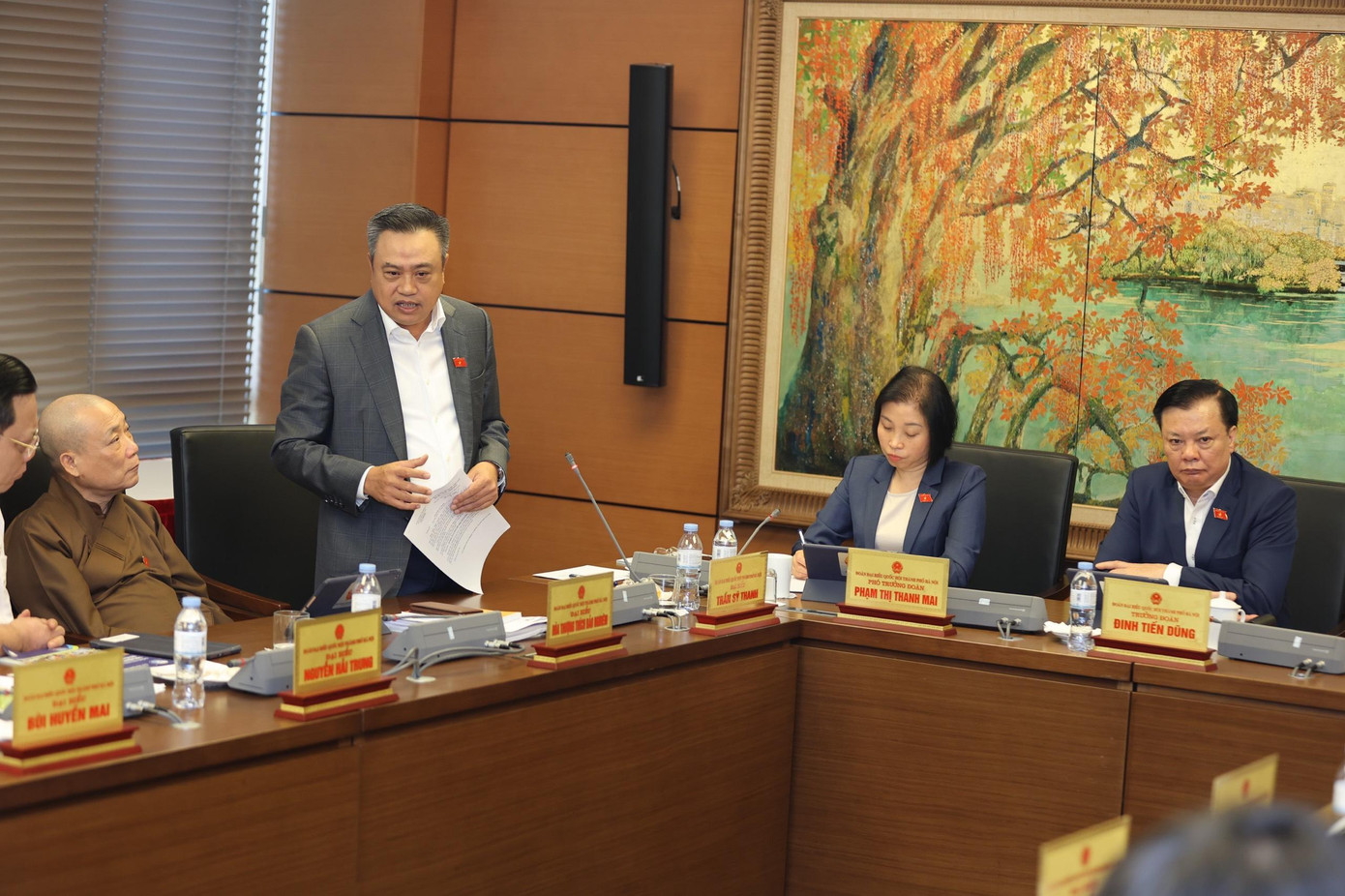 ĐBQH Trần Sỹ Thanh, Chủ tịch UBND thành phố Hà Nội (đứng) trong cuộc thảo luận tại tổ - Ảnh: Như Ý ĐBQH Trần Sỹ Thanh, Chủ tịch UBND thành phố Hà Nội (đứng) trong cuộc thảo luận tại tổ - Ảnh: Như Ý