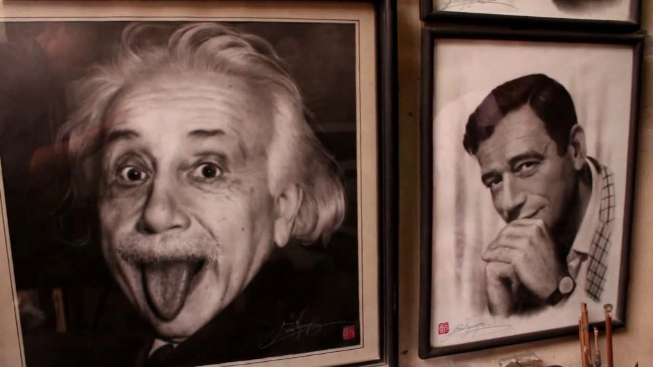 Hai bức tranh Albert Einstein lè lưỡi và Clark Gable cười nửa miệng ở cửa hàng truyền thần Bảo Nguyên Hai bức tranh Albert Einstein lè lưỡi và Clark Gable cười nửa miệng ở cửa hàng truyền thần Bảo Nguyên