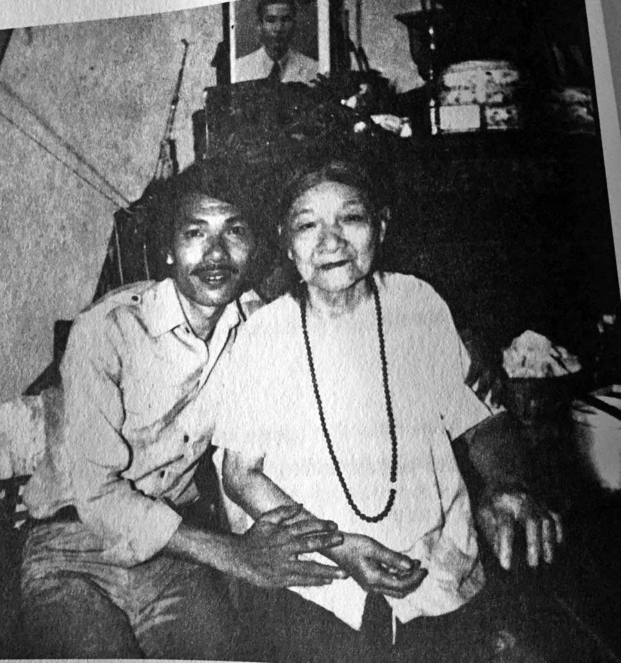 Nhạc sĩ Trần Tiến và mẹ - Ảnh chụp năm 1984