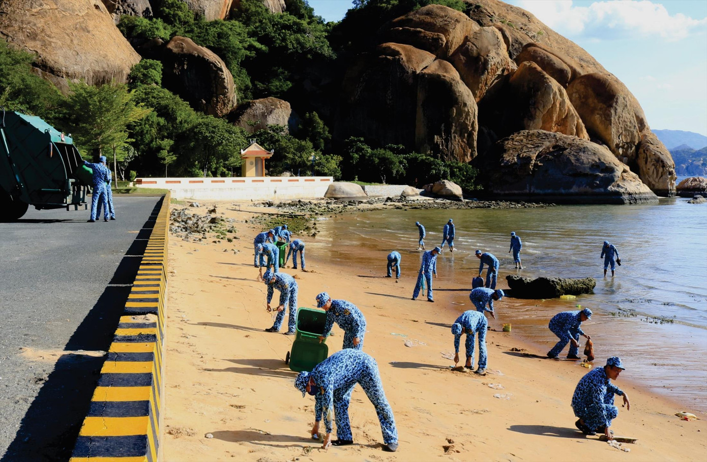 ĐVTN Lữ đoàn Tàu ngầm 189 thu gom rác thải để bảo vệ môi trường biển trong Chiến dịch Thanh niên tình nguyện Hè năm 2023 ẢNH: CTV ĐVTN Lữ đoàn Tàu ngầm 189 thu gom rác thải để bảo vệ môi trường biển trong Chiến dịch Thanh niên tình nguyện Hè năm 2023 ẢNH: CTV