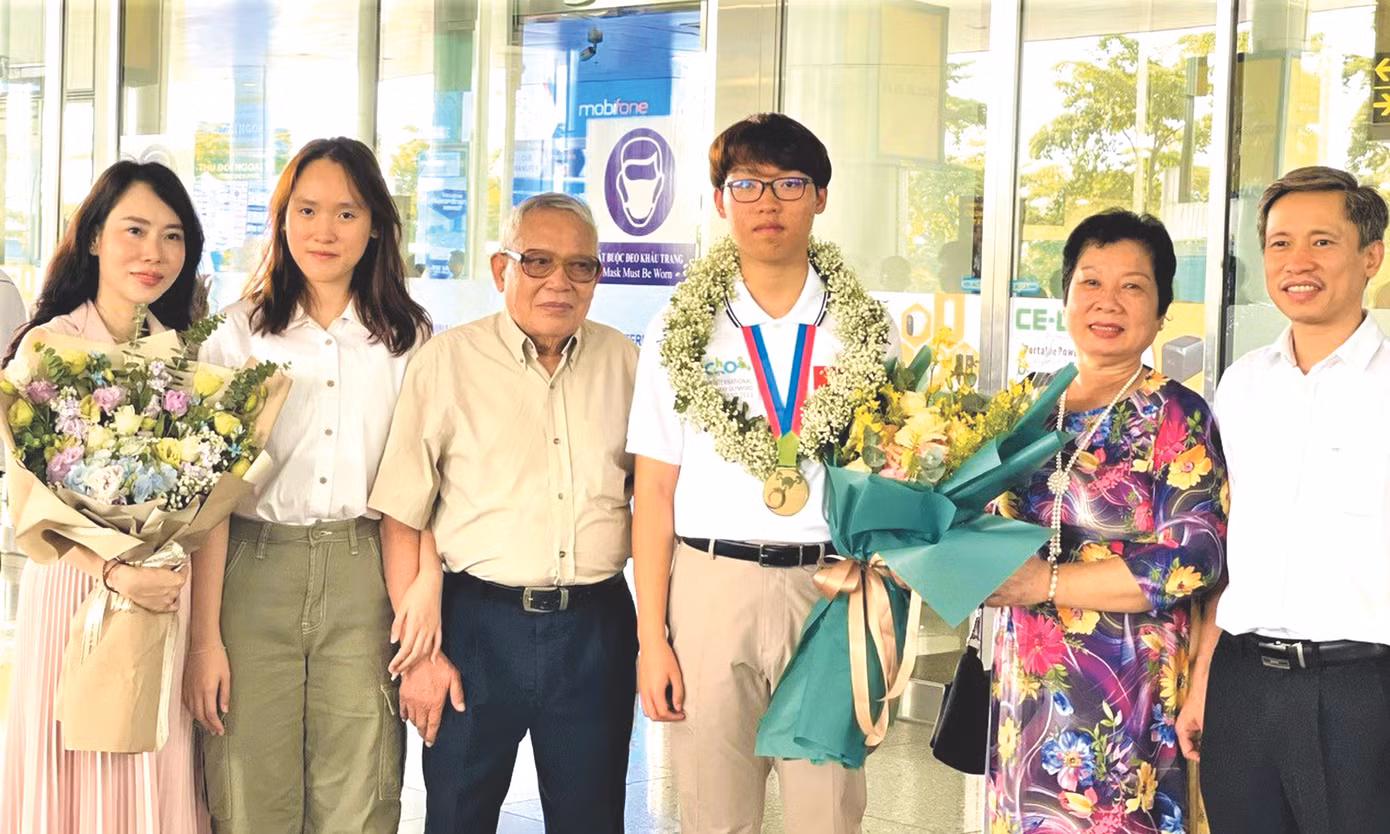 Nguyễn Mạnh Khôi (thứ 3 từ trái sang) cùng các thành viên đội tuyển Hóa học Việt Nam tham dự kỳ thi Olympic quốc tế năm 2023