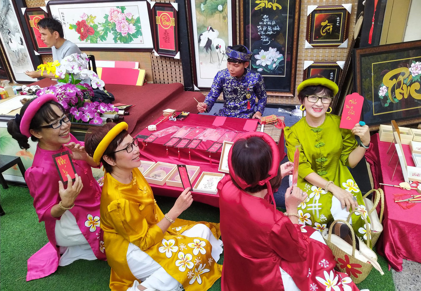 Bao lỳ xì thư pháp hút khách. Ảnh: Trần Nguyên Anh. Bao lỳ xì thư pháp hút khách. Ảnh: Trần Nguyên Anh.