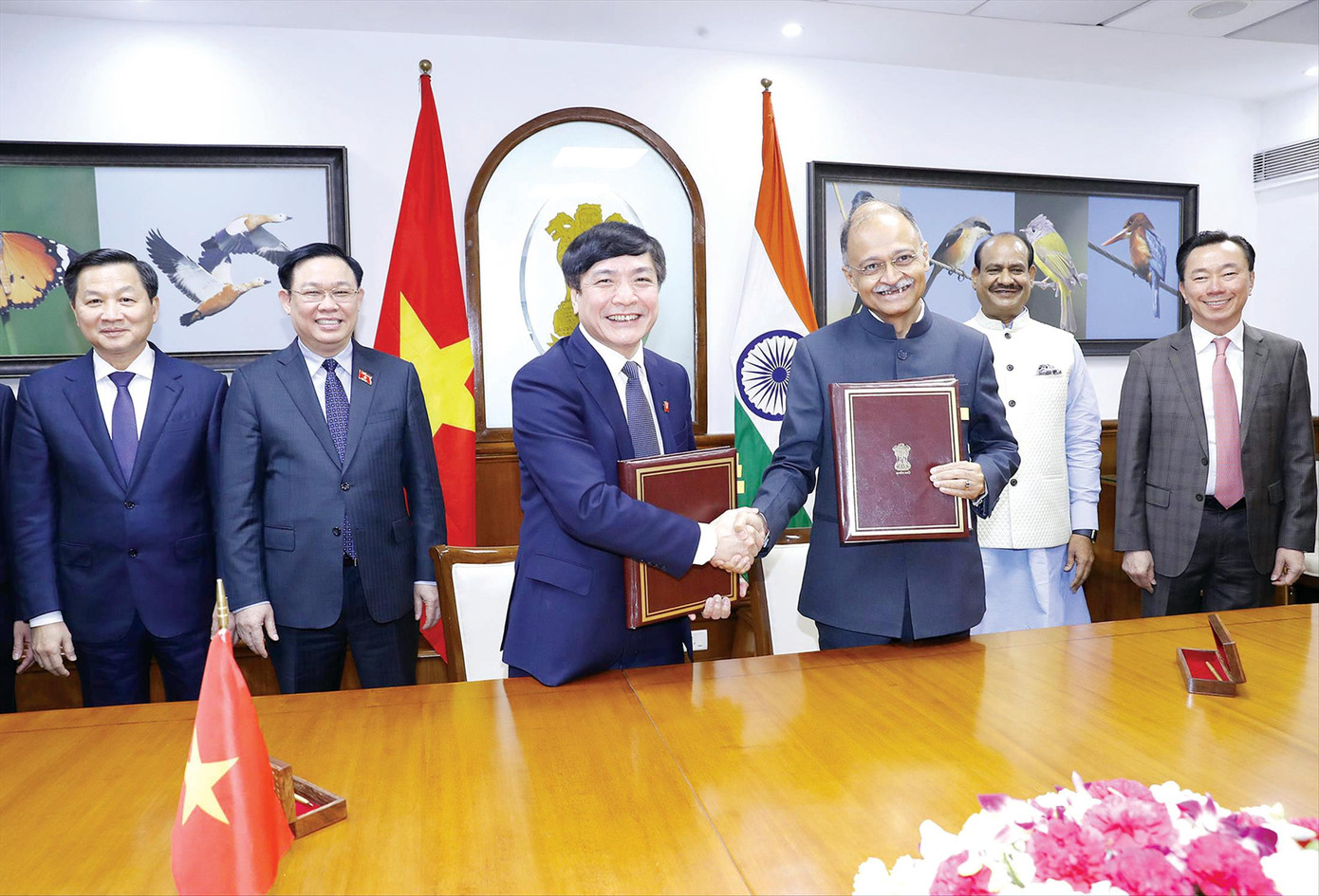 Trao Bản ghi nhớ hợp tác giữa Văn phòng Quốc hội Việt Nam và Văn phòng Hạ viện Ấn Độ. Ông Bùi Văn Cường thứ 2 từ trái sang Trao Bản ghi nhớ hợp tác giữa Văn phòng Quốc hội Việt Nam và Văn phòng Hạ viện Ấn Độ. Ông Bùi Văn Cường thứ 2 từ trái sang